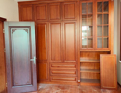 银川中式家庭装修里定制的实木衣柜效果图